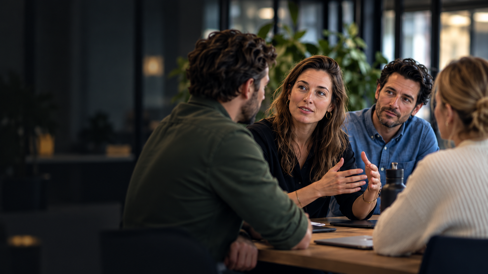 Een teamleider in gesprek met haar team